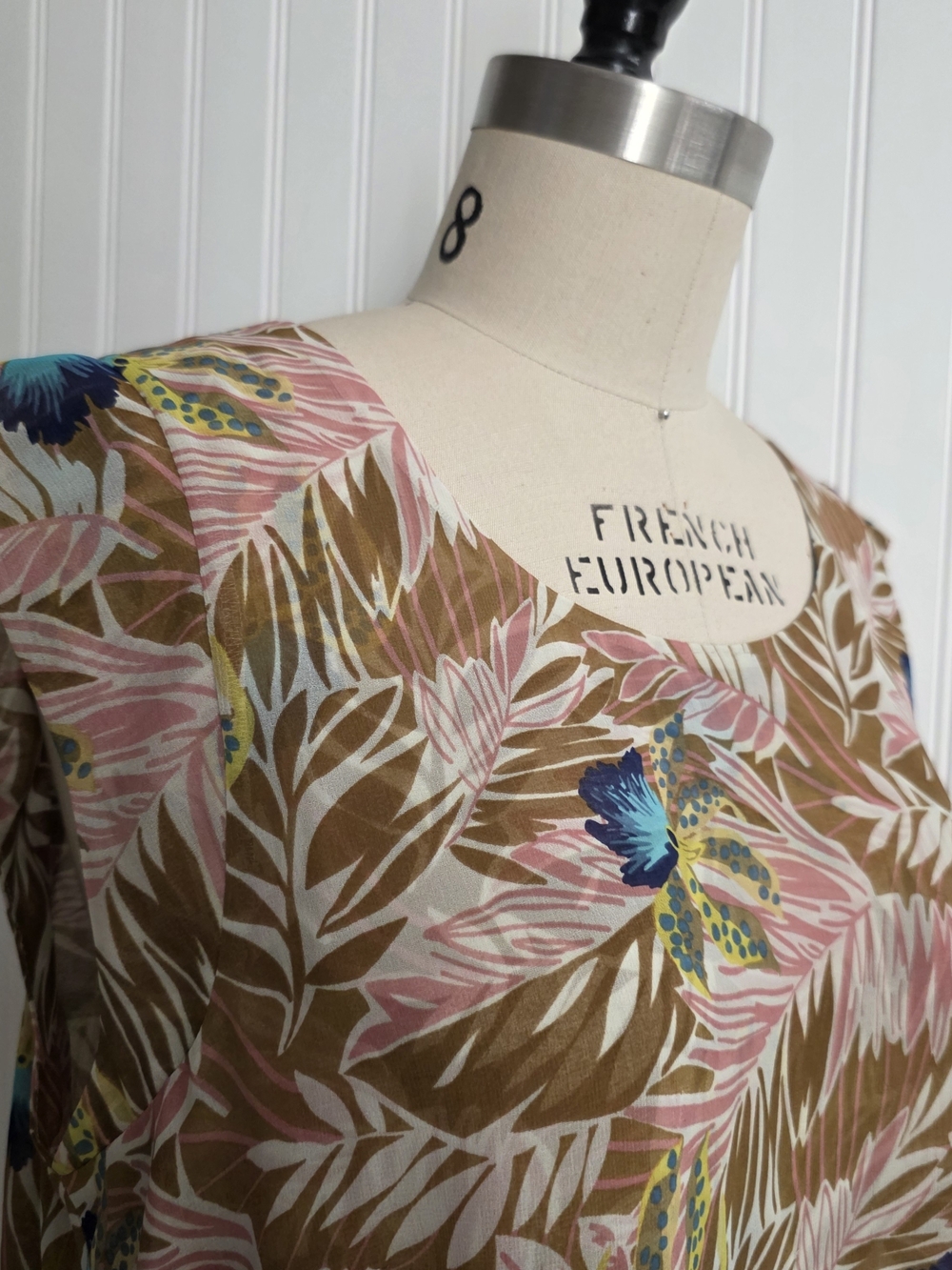 CAbi Floral Sleeveless Blouse  Lightweight & Flowy Cap-Sleeve Size L - Picture 7 of 12